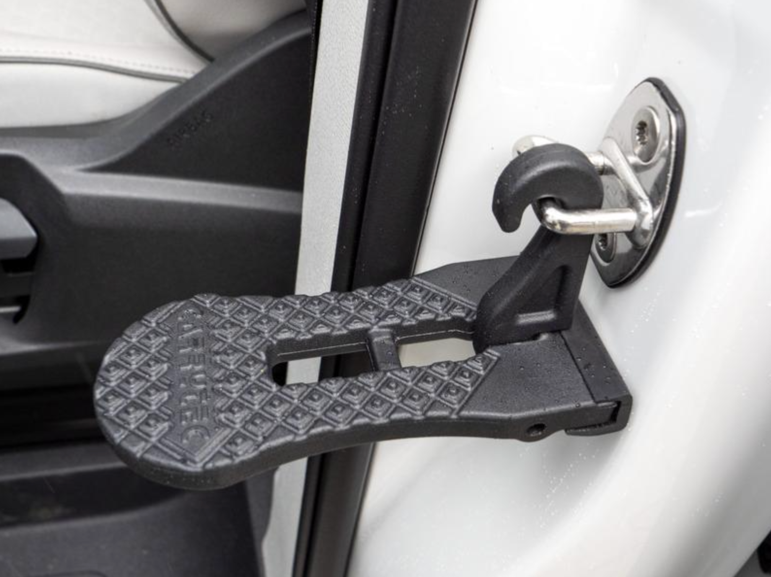 Marchepied porte véhicule – détail crochet rabattable et rebord caoutchouc anti-rayures