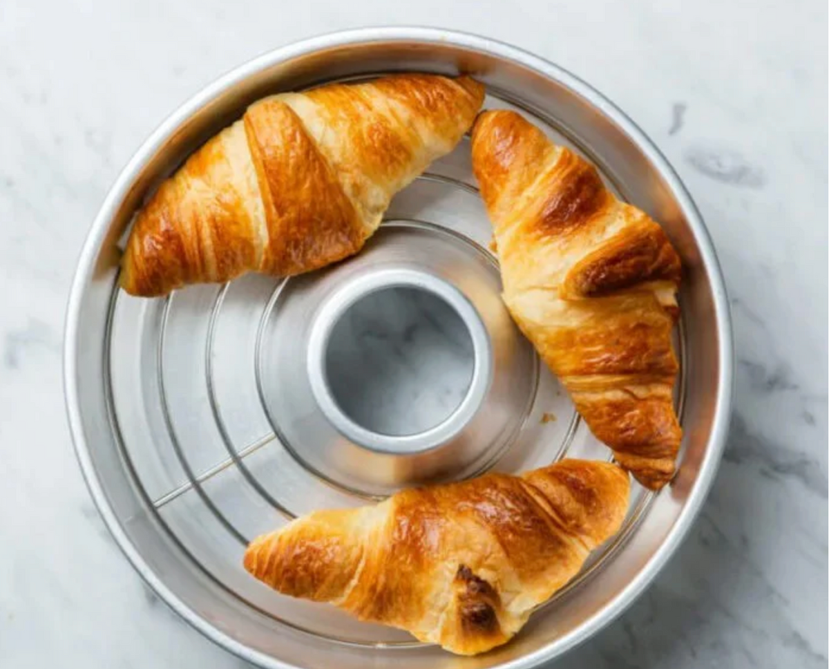 Grille de cuisson four Omnia installée dans le moule avec trois croissants, vue de dessus