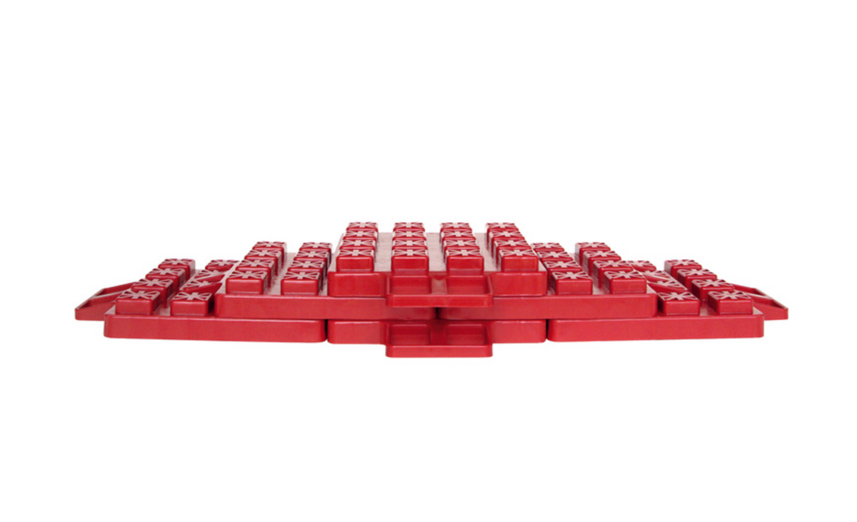 Cales de compensation rouges assemblées sur plusieurs niveaux pour illustrer le système modulaire