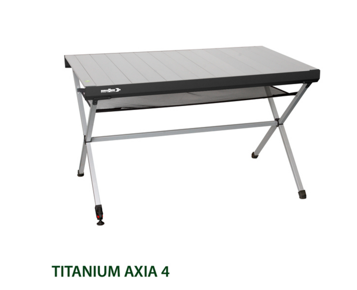 Table de camping Titanium Axia 4 Brunner présentée de trois quarts sur fond blanc