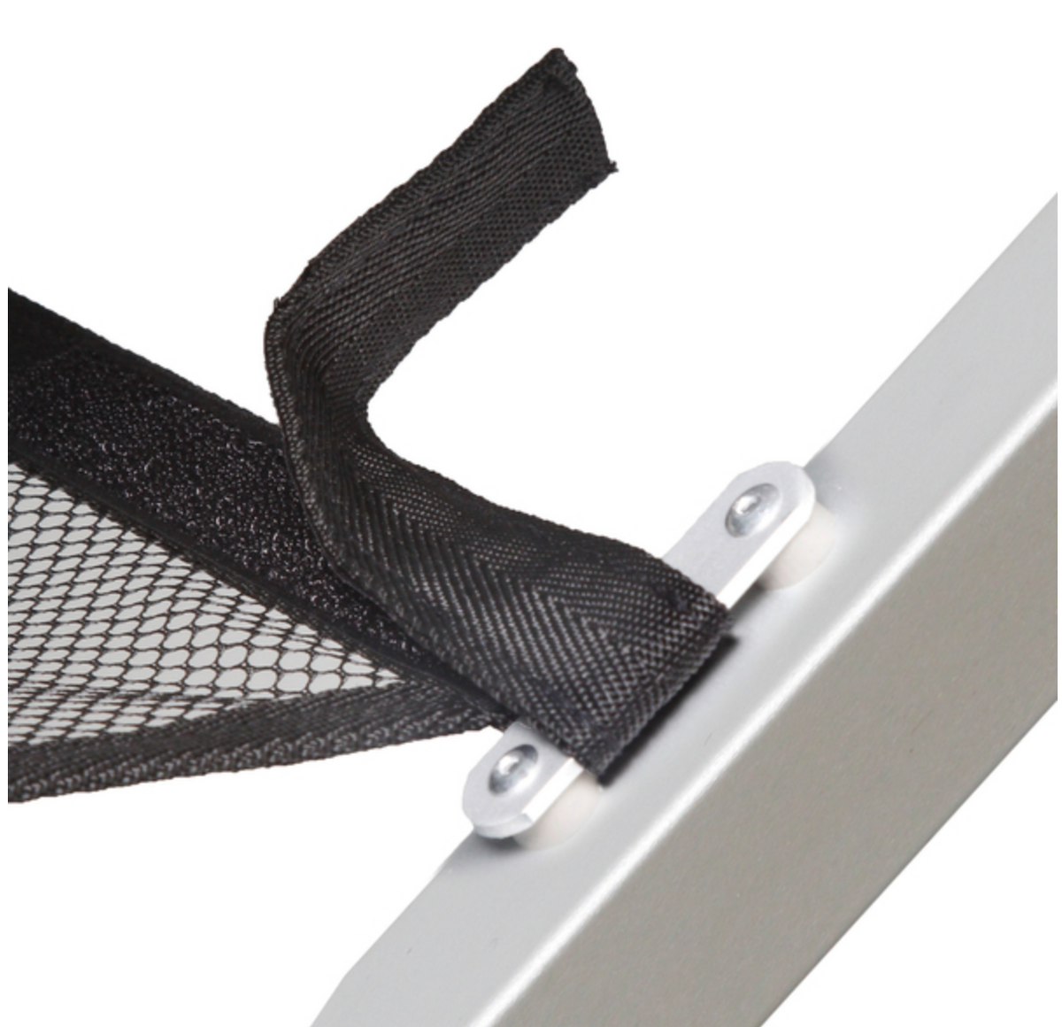 Fixation par sangle autoagrippante du filet de rangement sous la table Titanium Axia 4