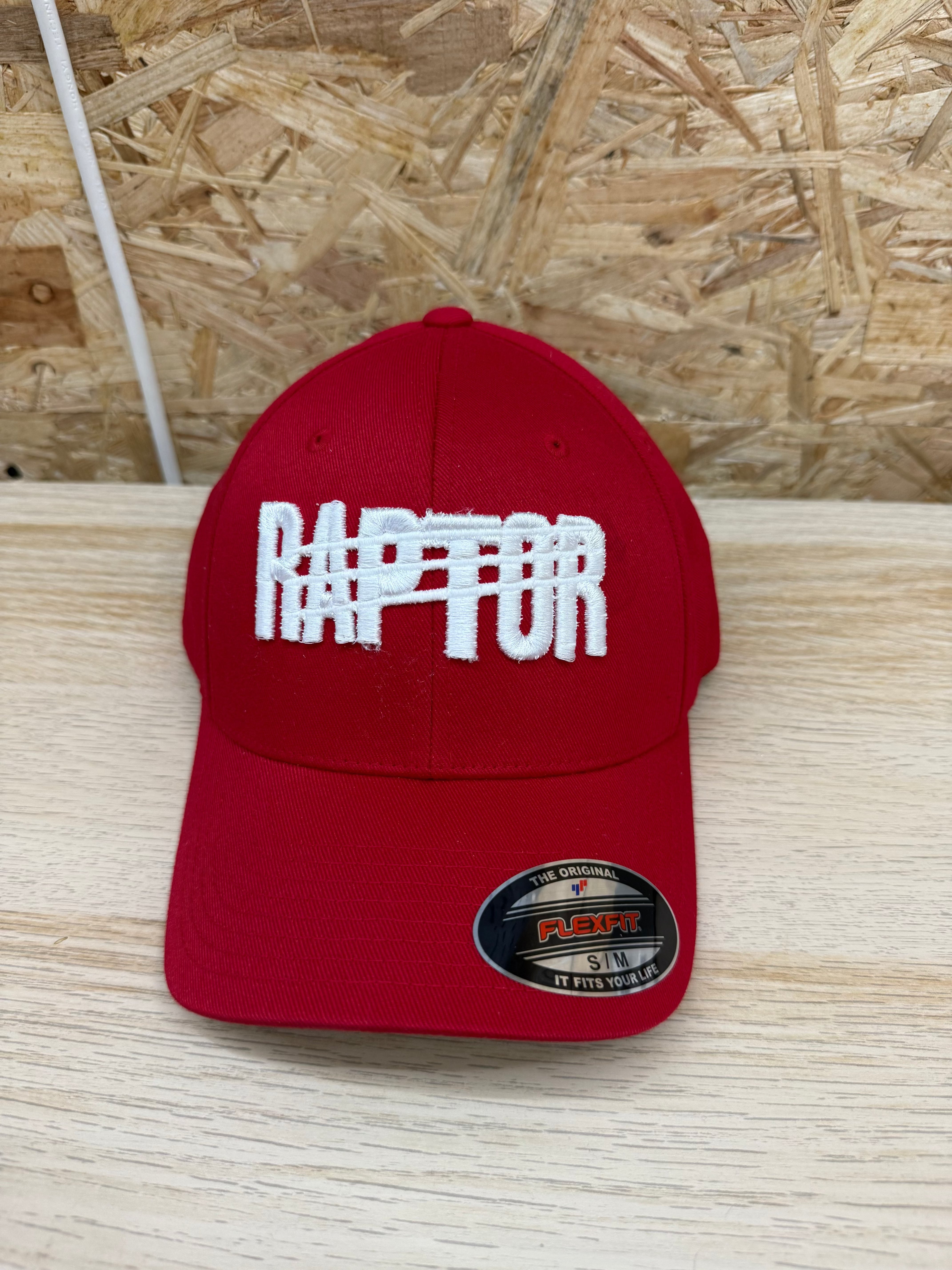 casquette logo Raptor en relief – coupe Flexfit rouge S/M L/XL