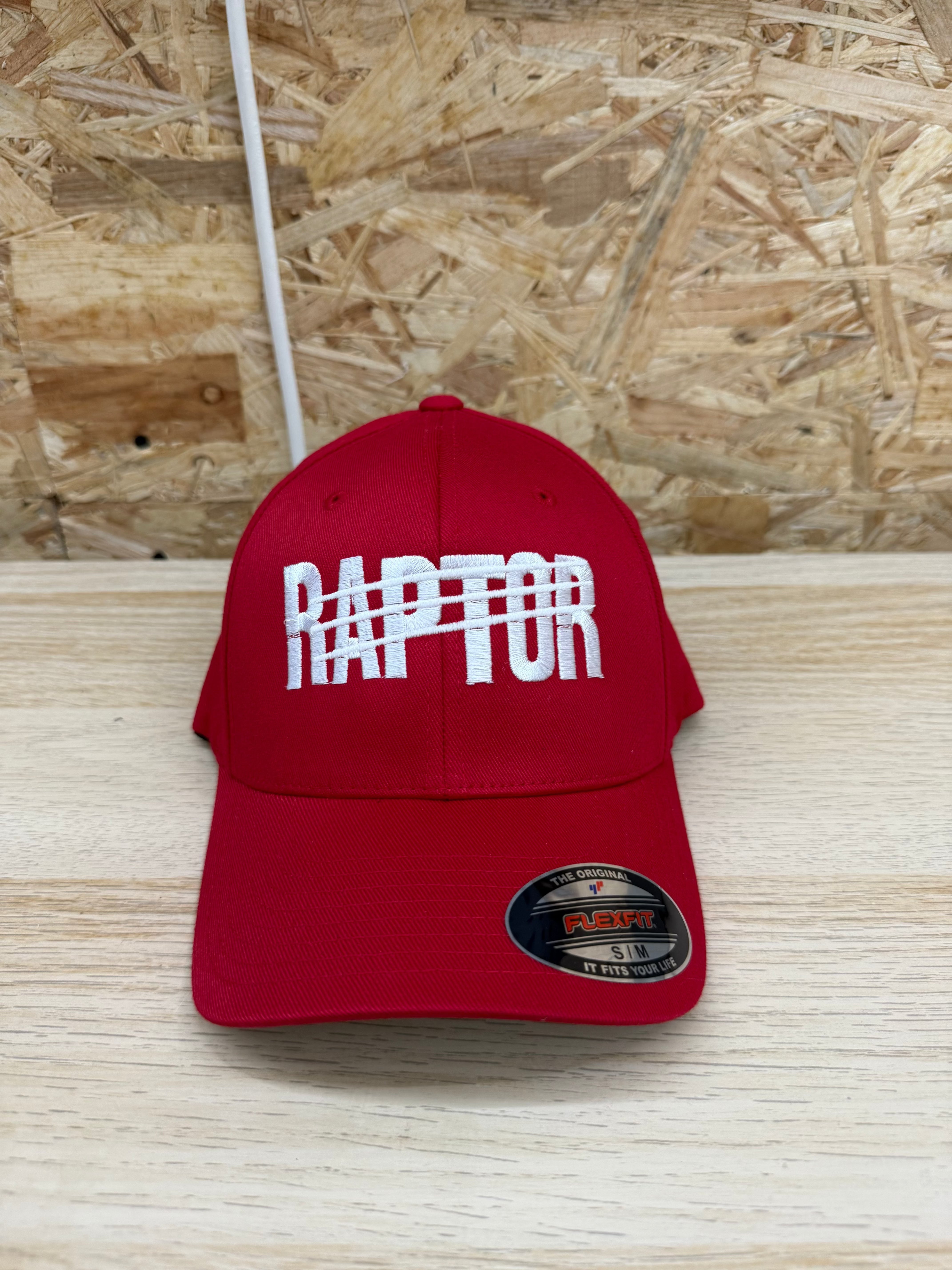 casquette brodée Raptor – rouge griffes phosphorescentes