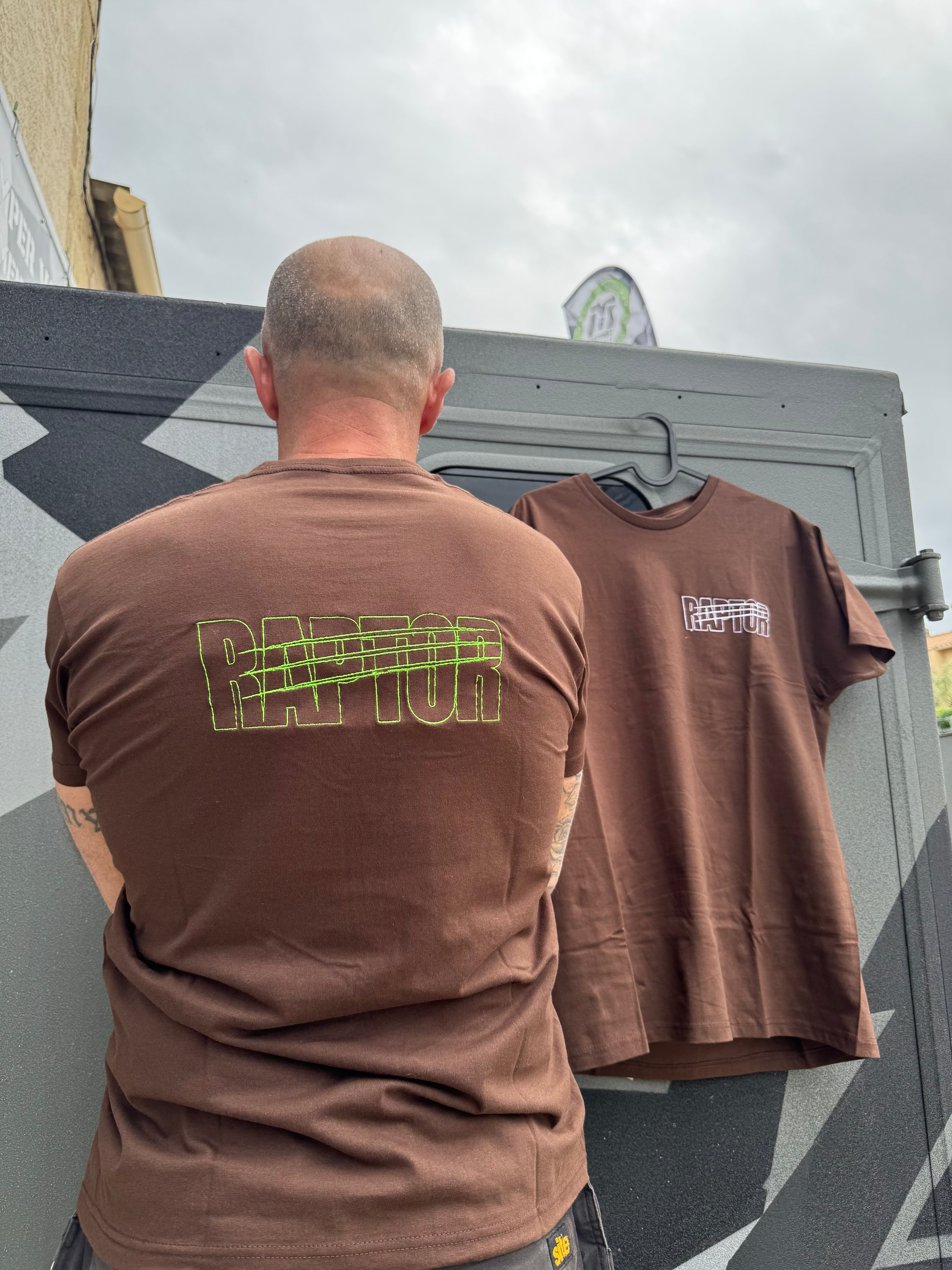 Tee-shirt homme Raptor brodé côté cœur – détail broderie