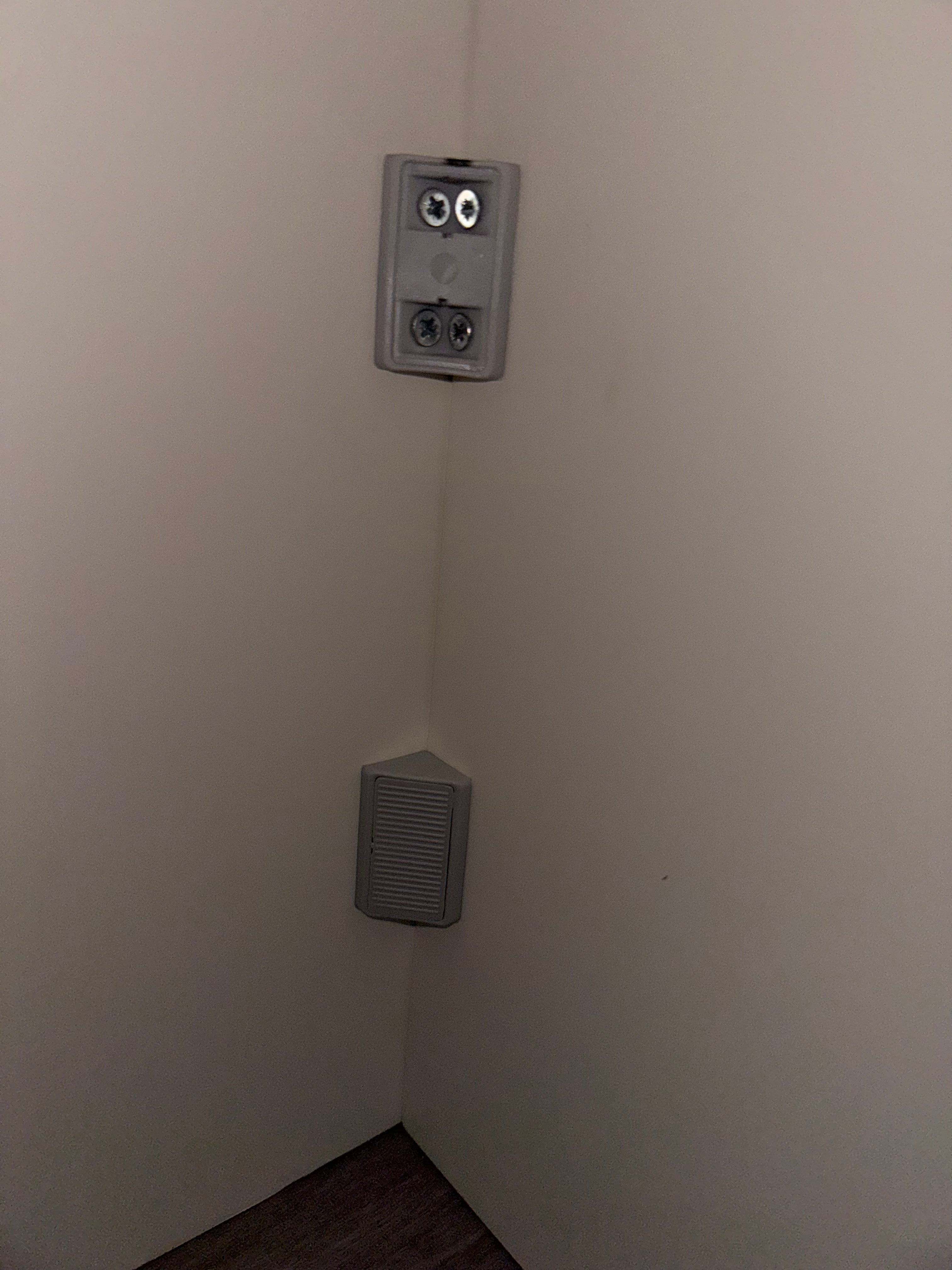 Connecteur pour la fabrication de meubles