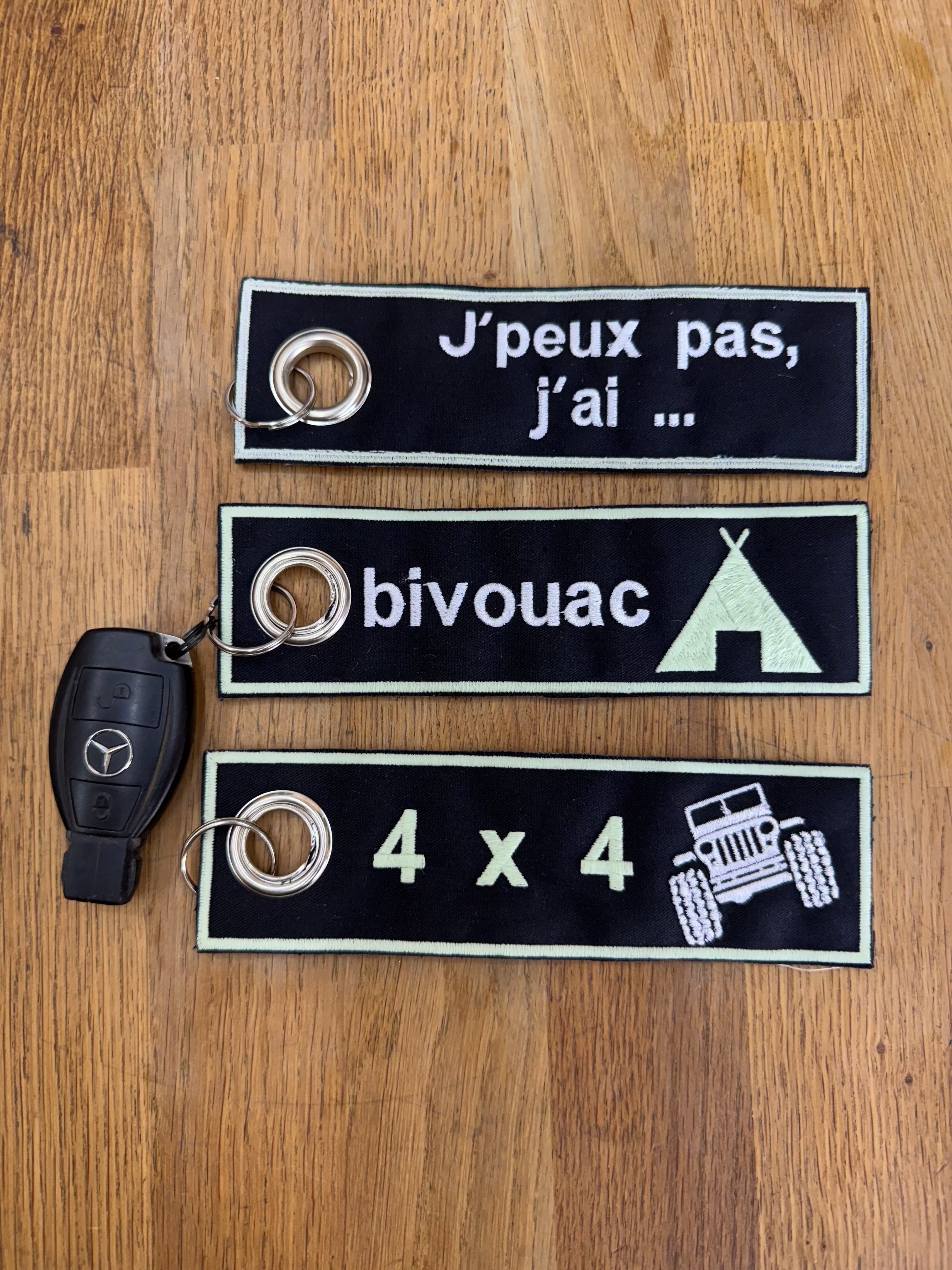 porte-clé brodé J'peux pas j'ai road trip – double face tissu