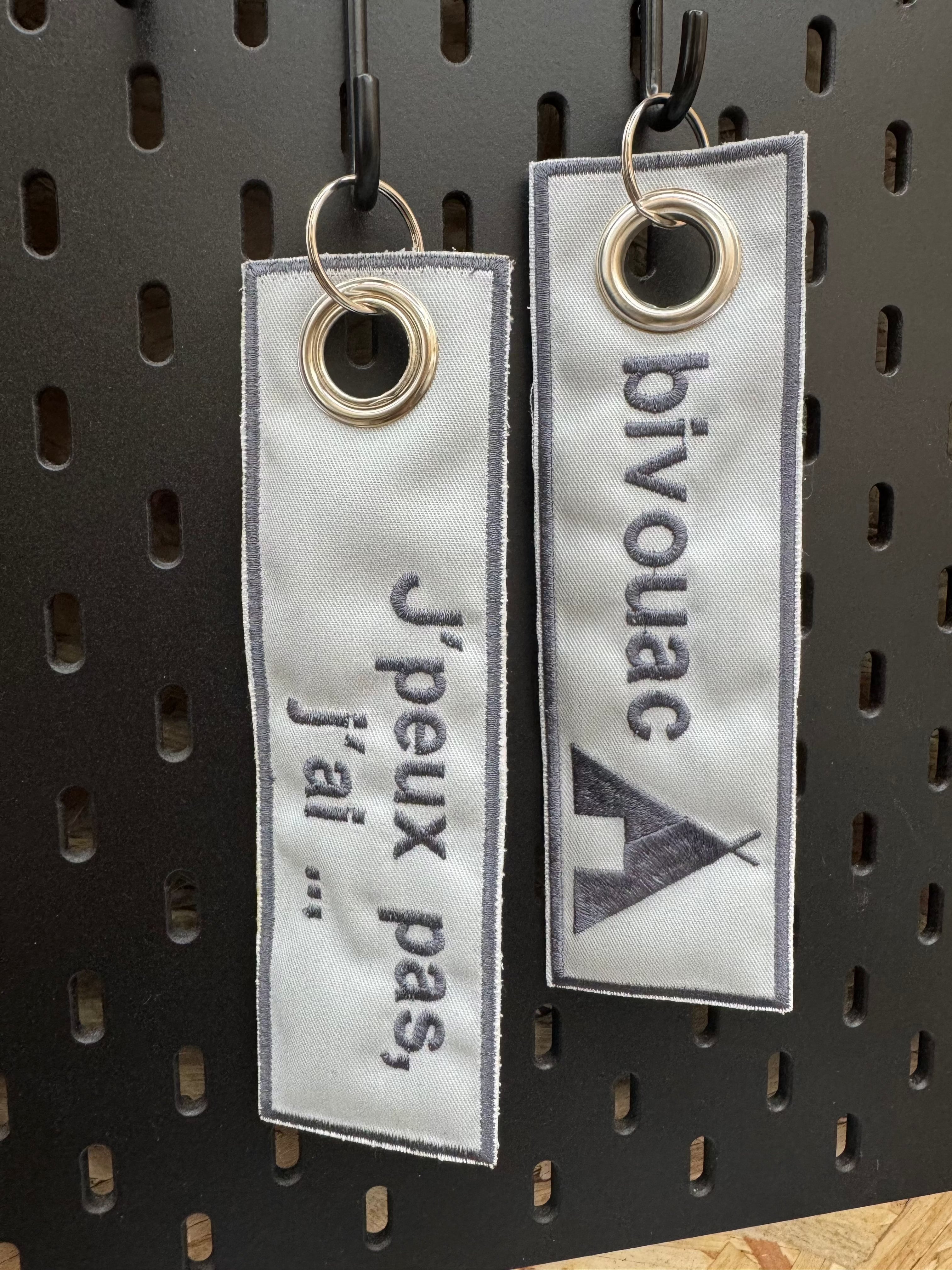 porte-clé brodé vanlife outdoor – vue ensemble 3 modèles