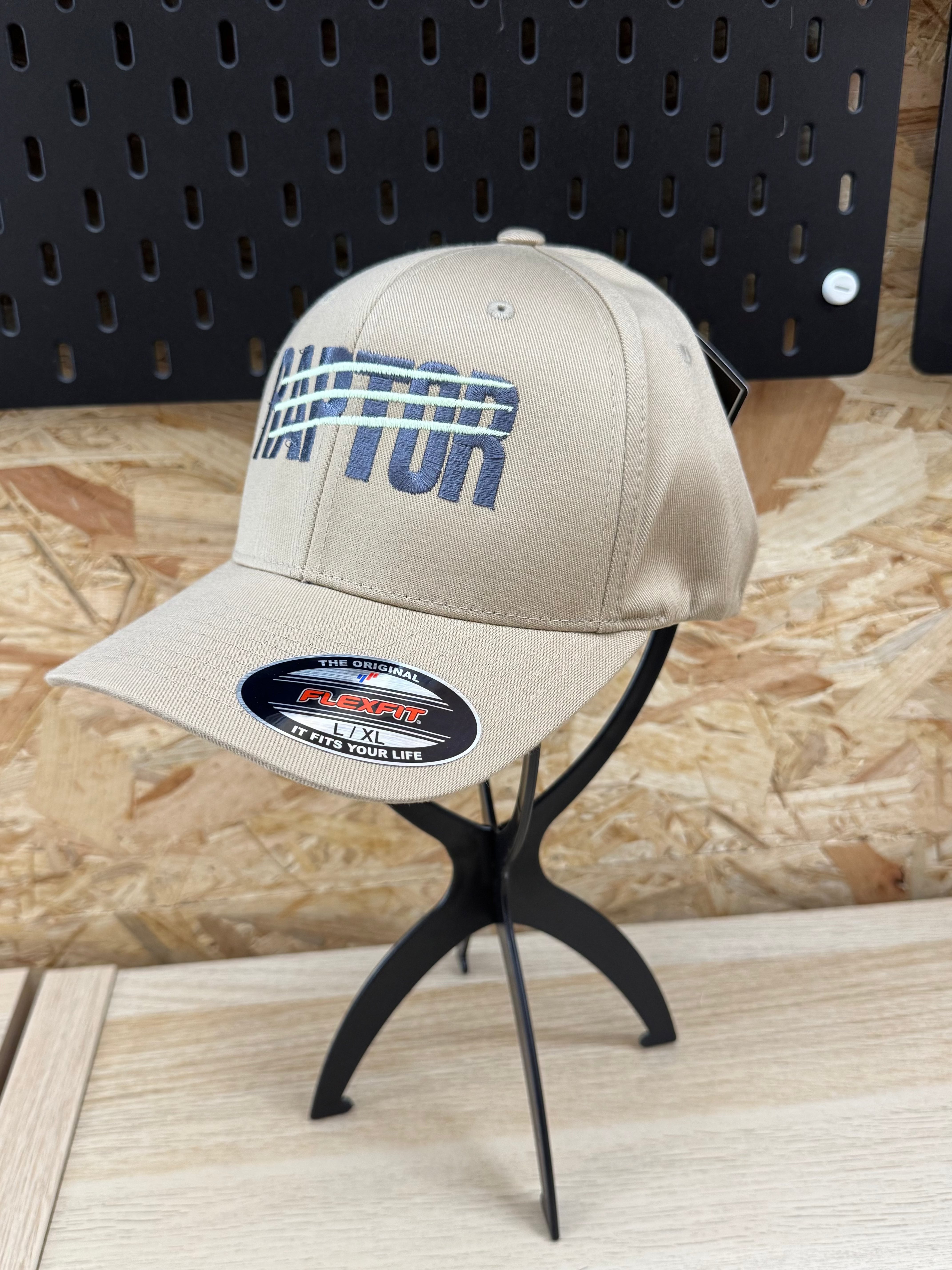 casquette brodée Raptor – beige broderie verte