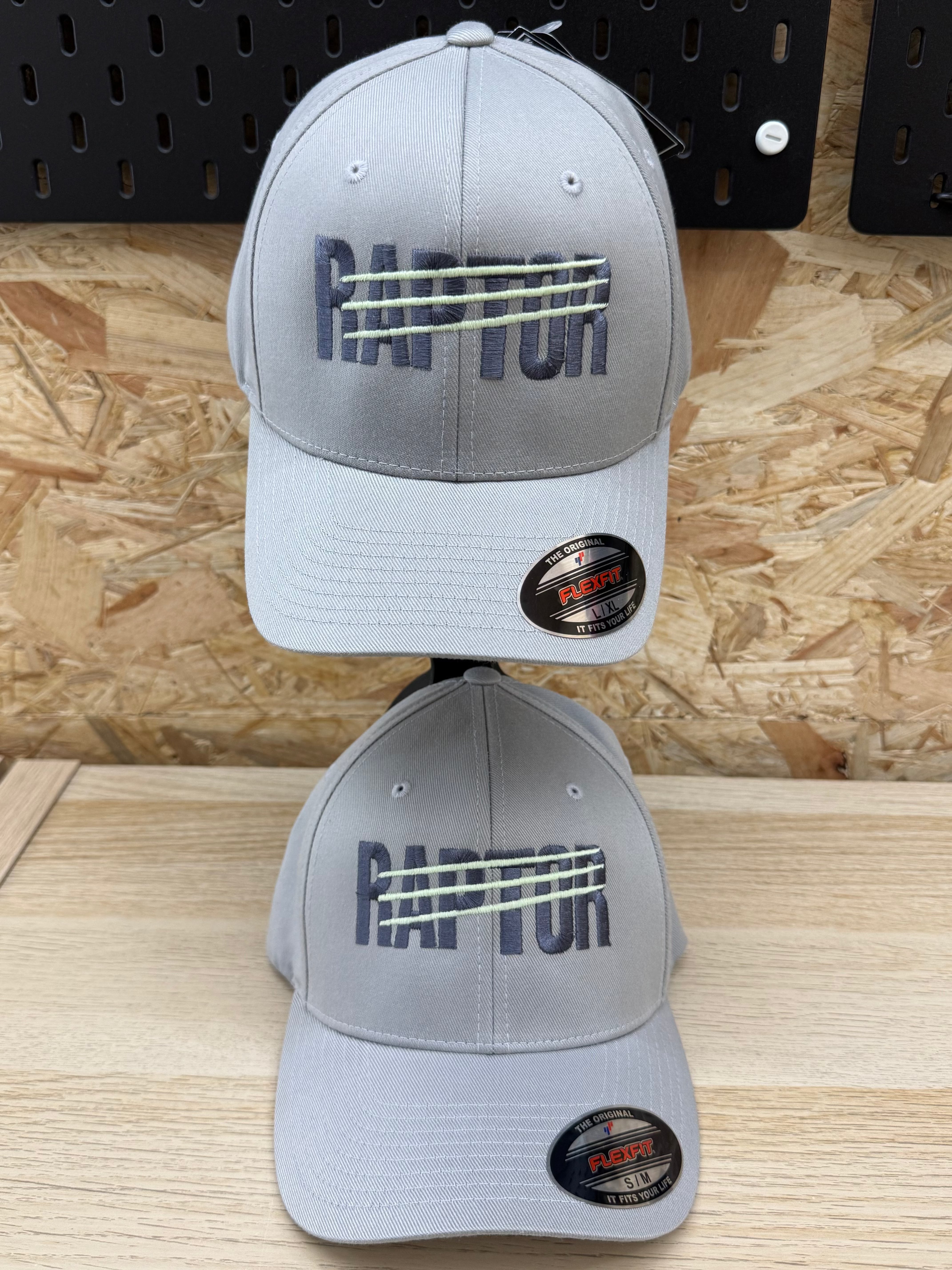 casquette brodée Raptor – détail broderie atelier professionnel