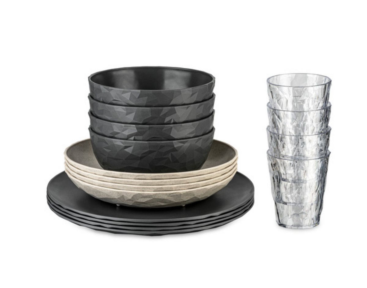 Service de table 16 pièces pour 4 personnes avec assiettes grises et beiges, bols gris et verres transparents empilés