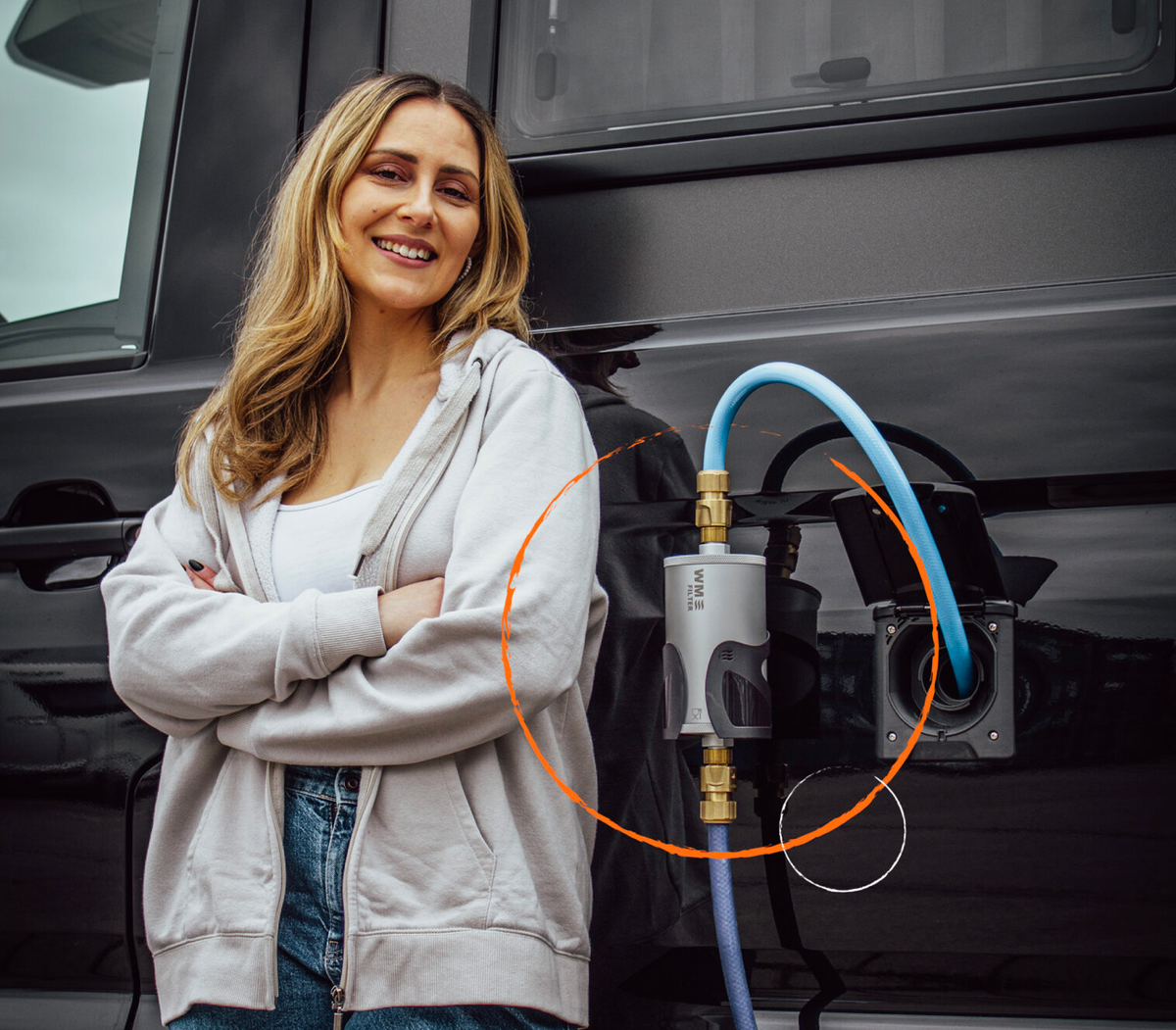 Support magnétique universel WM Aquatec maintenant un filtre de remplissage sur la carrosserie d’un van