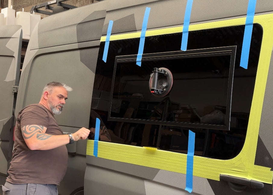 pose d'une baie fenetre projetable sur mercedes sprinter aménagé