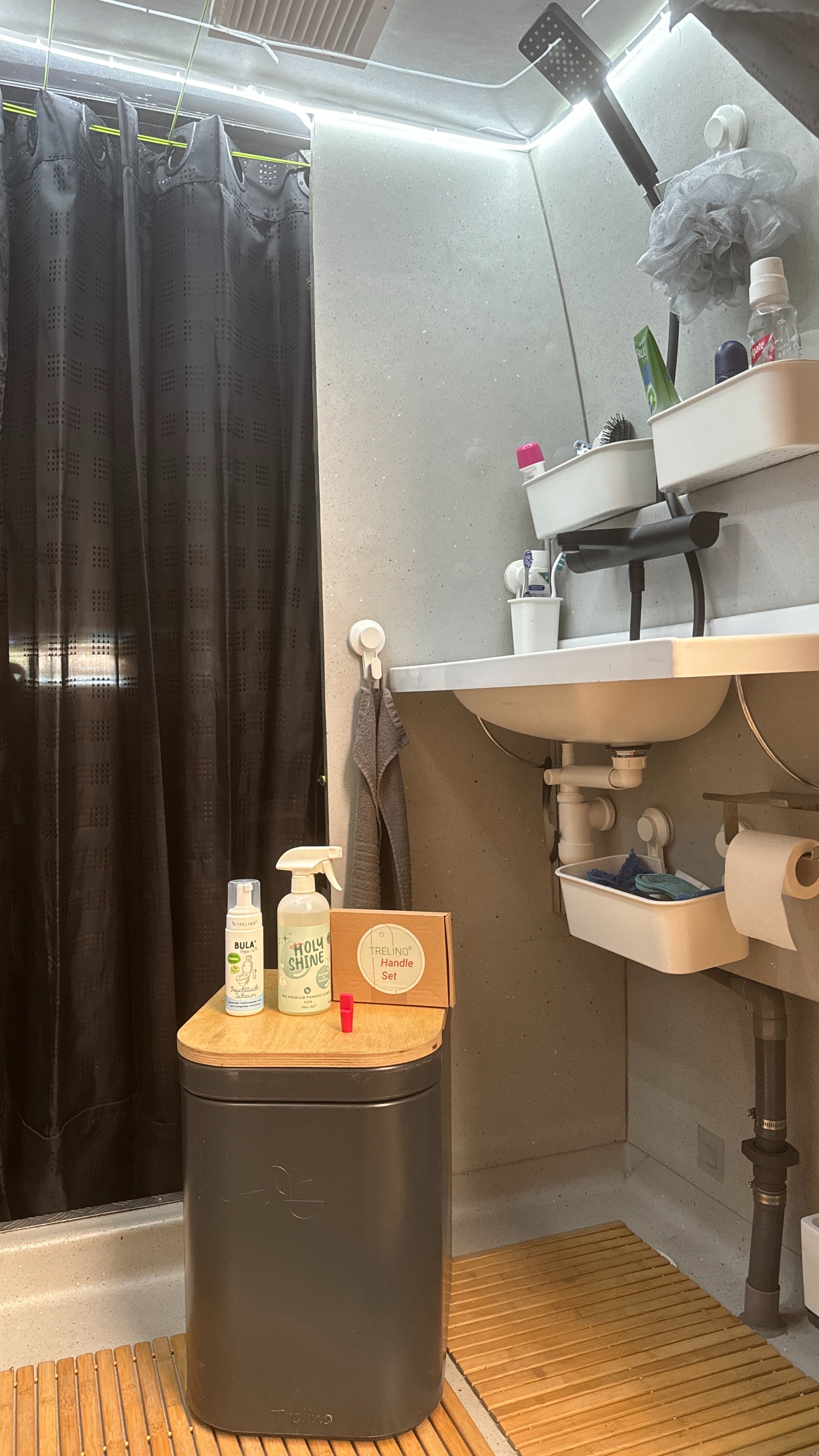 interieur salle de bain avec douche sur-mesure et toilette sèche trelino