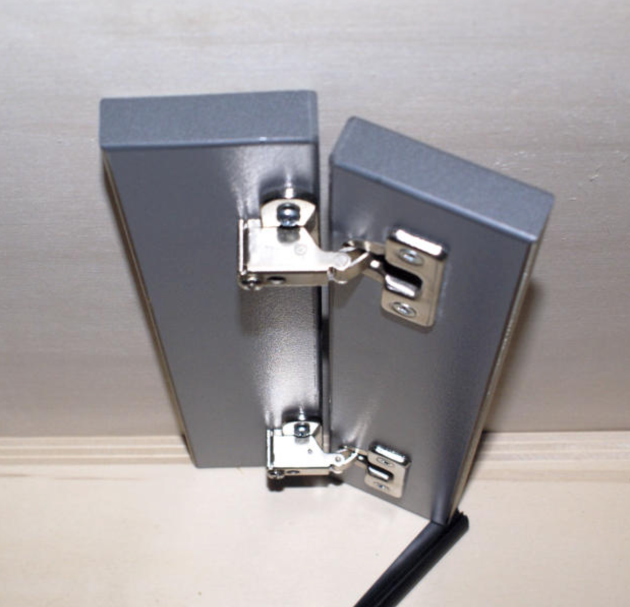 Charnières pour meuble