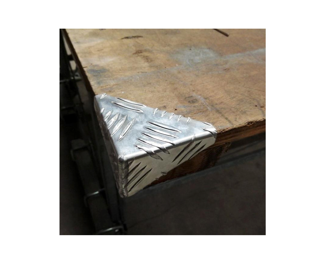 Coin en alu strié 95 X 95 X 52 MM