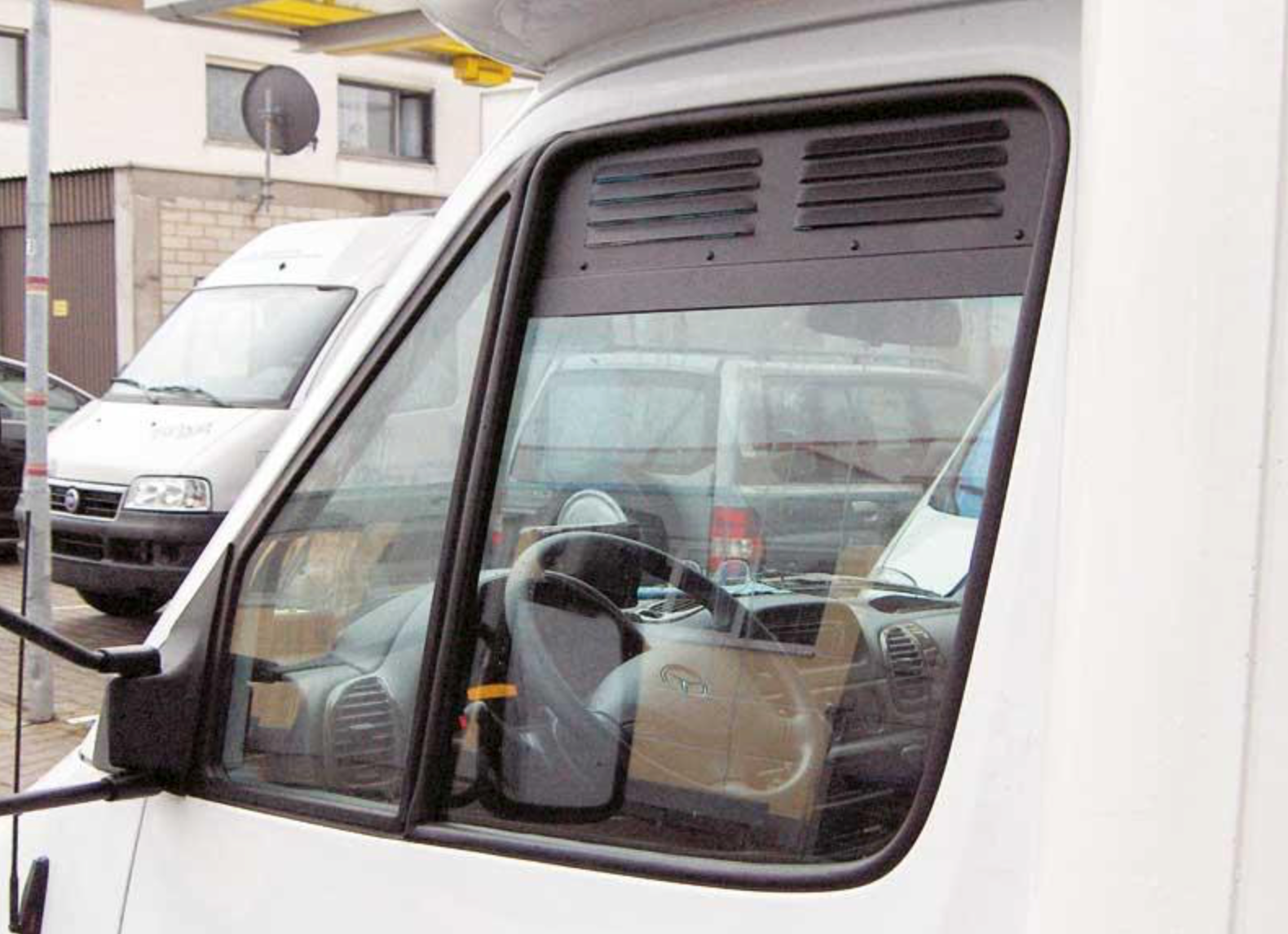 Grilles d'aération de vitres avant – Mercedes Sprinter, VW Crafter, Mercedes Vito & Viano